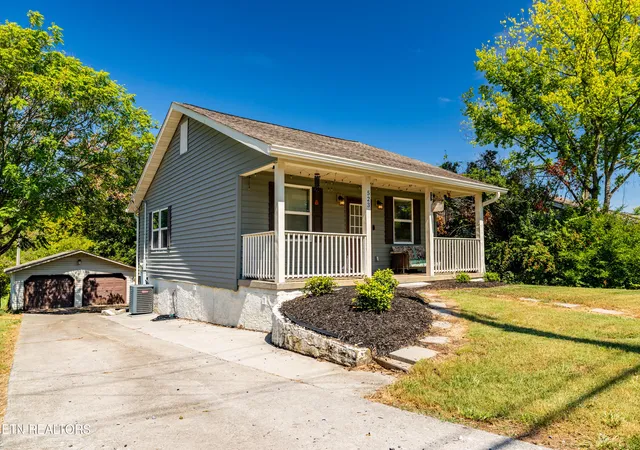 Photo 1 of Sale Pending at 523 E Lincoln Rd, Alcoa, TN 37701 | MLS# 1355314 | Listing updated on 2026-09-18