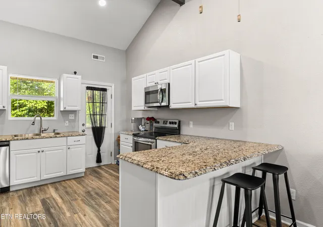Photo 3 of Sale Pending at 523 E Lincoln Rd, Alcoa, TN 37701 | MLS# 1355314 | Listing updated on 2026-09-18
