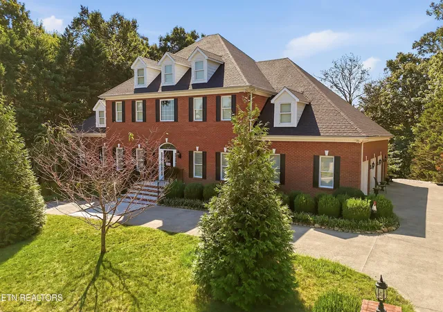 Photo 2 of Single family home for sale at 142 Ctr Park Ln, Oak Ridge, TN 37830 | MLS# 1355357 | Listing updated on 2026-10-08