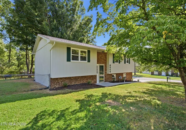 Photo 2 of Single family home for sale at 6560 W Garwood Cir, Knoxville, TN 37918 | MLS# 1355161 | Listing updated on 2026-09-11