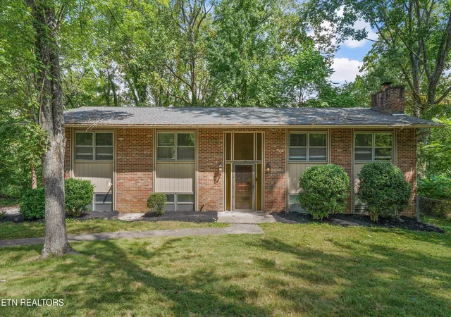 Photo 2 of Sale Pending at 1232 Wallingford Rd, Knoxville, TN 37923 | MLS# 1355201 | Listing updated on 2026-10-08