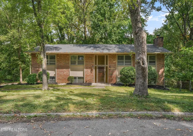 Photo 3 of Sale Pending at 1232 Wallingford Rd, Knoxville, TN 37923 | MLS# 1355201 | Listing updated on 2026-10-08