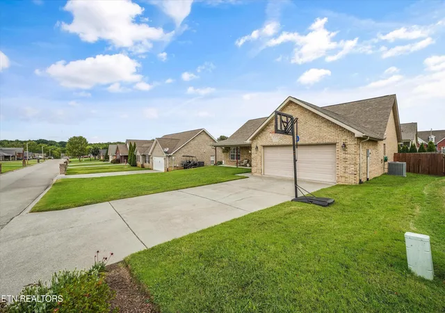 Photo 2 of Single family home for sale at 1216 Bastogne Dr, Maryville, TN 37801 | MLS# 1355086 | Listing updated on 2026-09-13