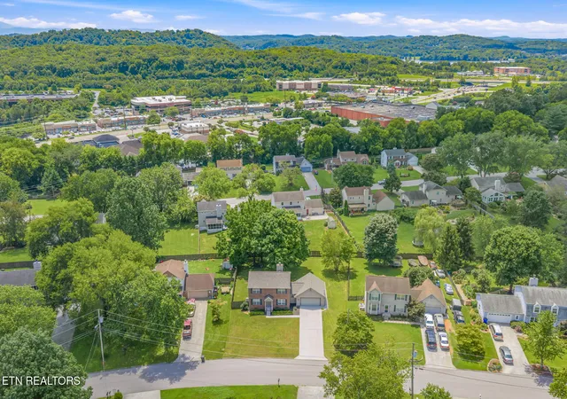Photo 2 of Sale Pending at 9318 Collingwood Rd, Knoxville, TN 37922 | MLS# 1355507 | Listing updated on 2026-09-28