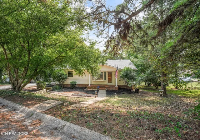 Photo 2 of Sale Pending at 303 W Outer Dr, Oak Ridge, TN 37830 | MLS# 1356311 | Listing updated on 2026-09-25