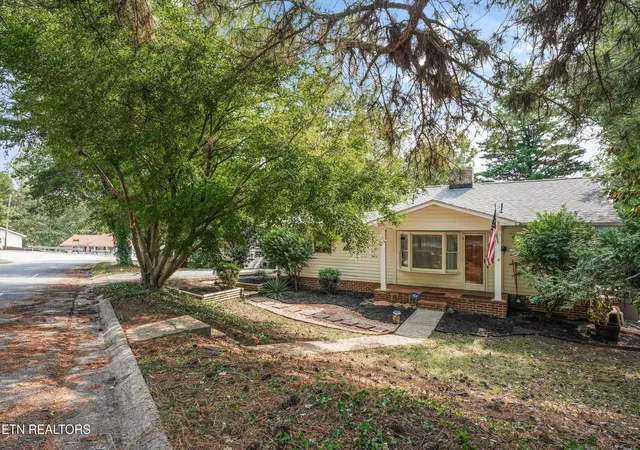 Photo 3 of Sale Pending at 303 W Outer Dr, Oak Ridge, TN 37830 | MLS# 1356311 | Listing updated on 2026-09-25