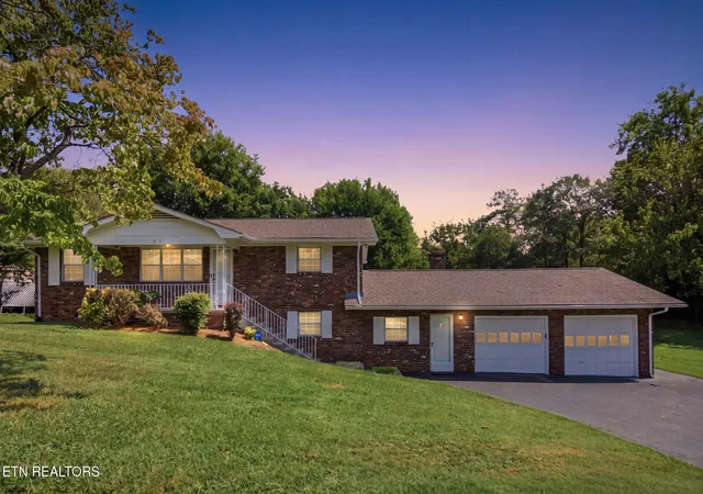 Photo 1 of Single family home for sale at 1720 Vada Cir, Knoxville, TN 37912 | MLS# 1355255 | Listing updated on 2026-10-01