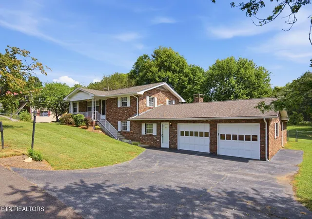 Photo 3 of Single family home for sale at 1720 Vada Cir, Knoxville, TN 37912 | MLS# 1355255 | Listing updated on 2026-10-01