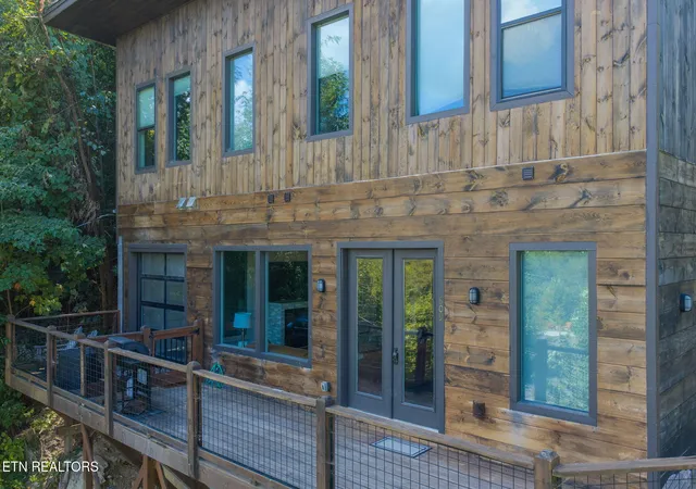 Photo 2 of Single family home for sale at 809 Chestnut Dr, Gatlinburg, TN 37738 | MLS# 1355280 | Listing updated on 2026-09-12