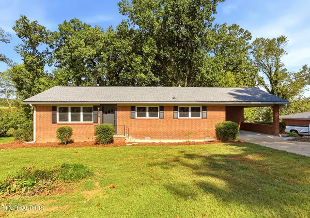 Photo 1 of Single family home for sale at 411 Woodland Dr, Clinton, TN 37716 | MLS# 1355290 | Listing updated on 2026-09-22