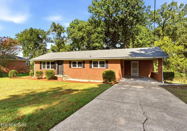 Photo 2 of Single family home for sale at 411 Woodland Dr, Clinton, TN 37716 | MLS# 1355290 | Listing updated on 2026-09-22
