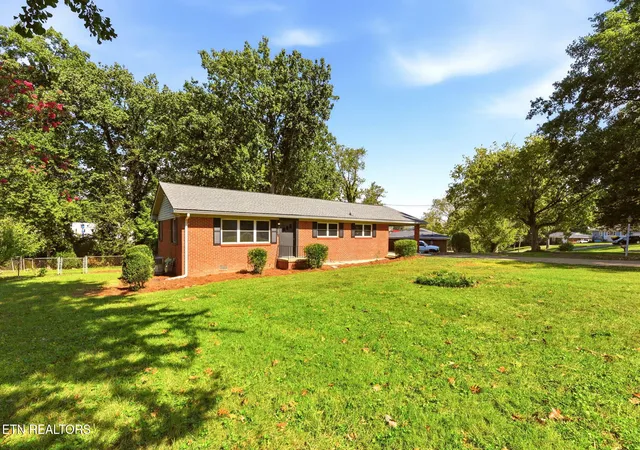 Photo 3 of Single family home for sale at 411 Woodland Dr, Clinton, TN 37716 | MLS# 1355290 | Listing updated on 2026-09-22