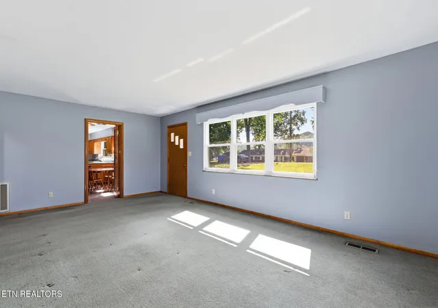 Photo 4 of Single family home for sale at 411 Woodland Dr, Clinton, TN 37716 | MLS# 1355290 | Listing updated on 2026-09-22