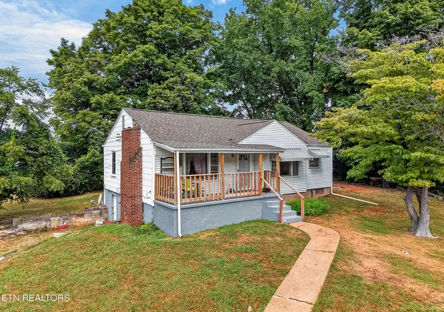 Photo 2 of Single family home for sale at 205 Shasta Dr, Knoxville, TN 37912 | MLS# 1355351 | Listing updated on 2026-09-23
