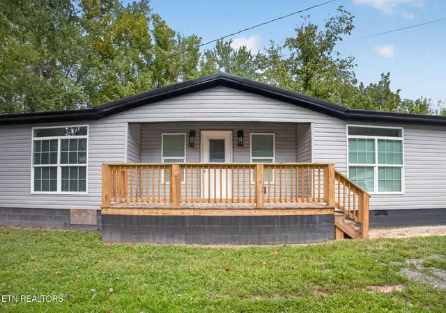 Single family home for sale at 810 1/2 Rochester Ave, Middlesboro, KY 40965 | MLS# 1355373