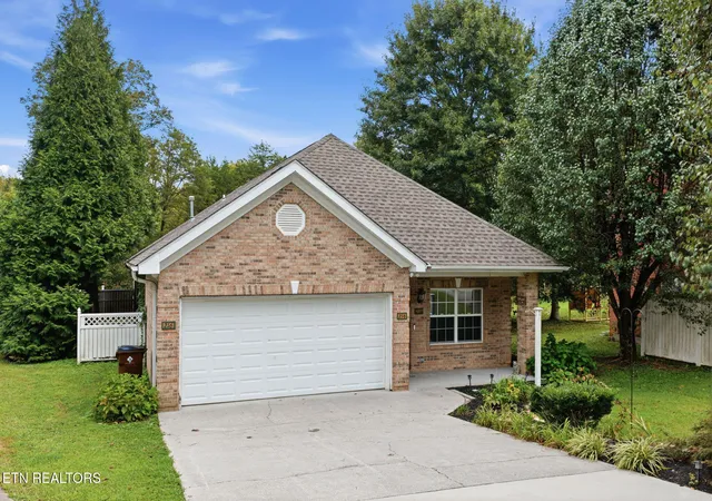 Photo 1 of Single family home for sale at 216 Sweet Gum Ln, Oak Ridge, TN 37830 | MLS# 1355370 | Listing updated on 2026-09-28