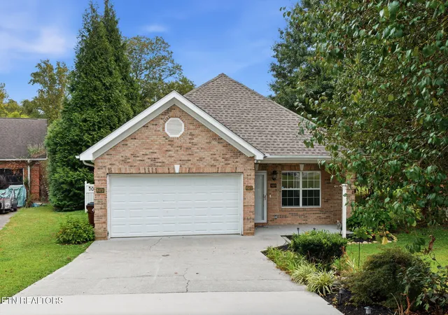 Photo 2 of Single family home for sale at 216 Sweet Gum Ln, Oak Ridge, TN 37830 | MLS# 1355370 | Listing updated on 2026-09-28