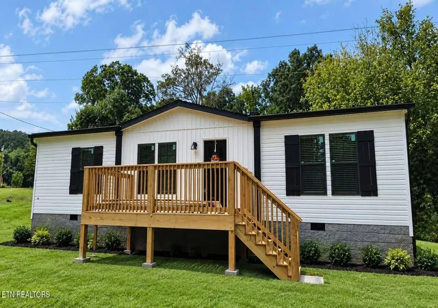 Photo 1 of Sale Pending at 405 W 10th Avenue, Lenoir City, TN 37771 | MLS# 1355776 | Listing updated on 2026-09-24