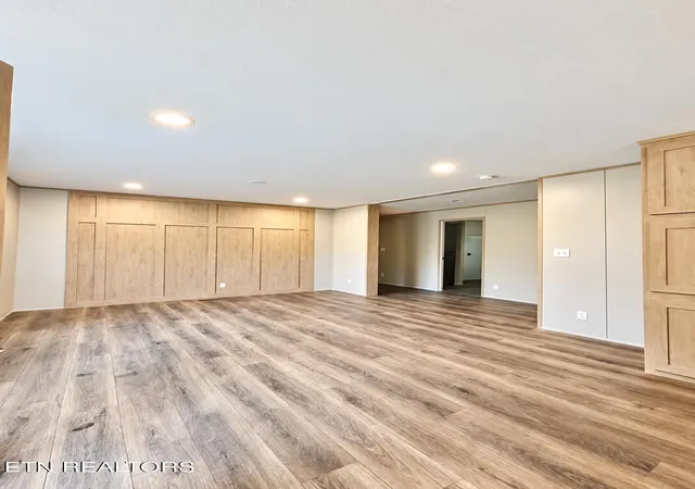 Photo 2 of Sale Pending at 405 W 10th Avenue, Lenoir City, TN 37771 | MLS# 1355776 | Listing updated on 2026-09-24