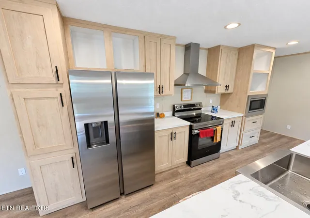 Photo 4 of Sale Pending at 405 W 10th Avenue, Lenoir City, TN 37771 | MLS# 1355776 | Listing updated on 2026-09-24