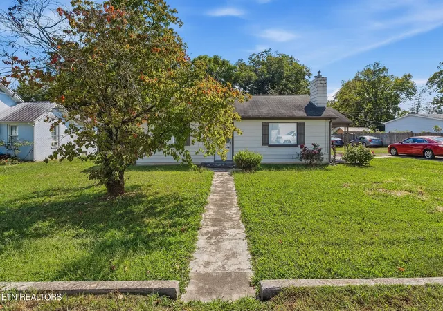 Photo 2 of Single family home for sale at 121 Walker St, Sparta, TN 38583 | MLS# 1355402 | Listing updated on 2026-09-14