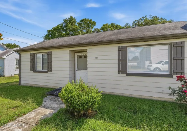 Photo 4 of Single family home for sale at 121 Walker St, Sparta, TN 38583 | MLS# 1355402 | Listing updated on 2026-09-14