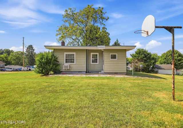 Photo 3 of Single family home for sale at 516 Dunn Ave, Maryville, TN 37804 | MLS# 1355727 | Listing updated on 2026-09-16