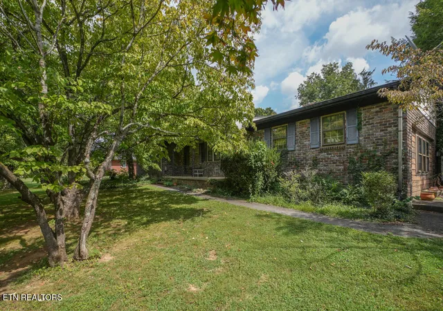 Photo 3 of Sale Pending at 853 W Cunningham St, Alcoa, TN 37701 | MLS# 1355703 | Listing updated on 2026-09-25
