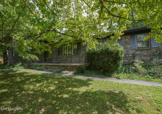 Photo 4 of Sale Pending at 853 W Cunningham St, Alcoa, TN 37701 | MLS# 1355703 | Listing updated on 2026-09-25
