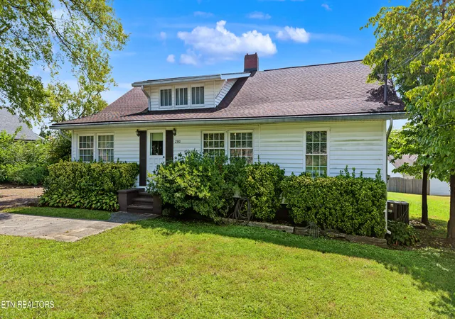 Photo 4 of Single family home for sale at 2330 Sevierville Rd, Maryville, TN 37804 | MLS# 1355840 | Listing updated on 2026-09-25