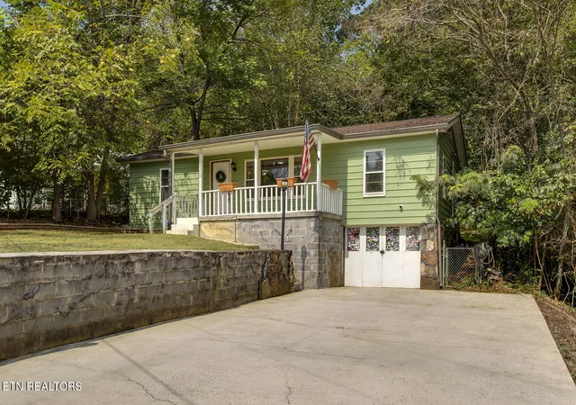 Photo 2 of Single family home for sale at 313 King Dr, Harriman, TN 37748 | MLS# 1355527 | Listing updated on 2026-09-21