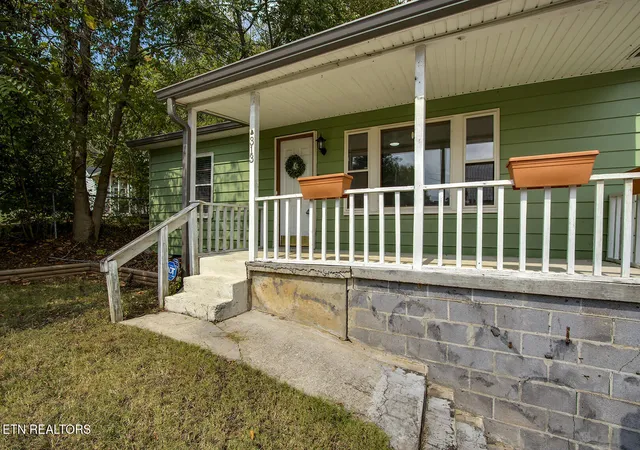 Photo 3 of Single family home for sale at 313 King Dr, Harriman, TN 37748 | MLS# 1355527 | Listing updated on 2026-09-21