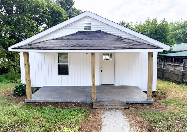 Photo 1 of Single family home for sale at 512 E Hemlock St, La Follette, TN 37766 | MLS# 1355477 | Listing updated on 2026-09-14