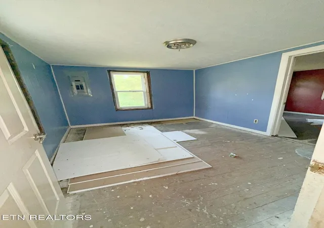 Photo 2 of Single family home for sale at 512 E Hemlock St, La Follette, TN 37766 | MLS# 1355477 | Listing updated on 2026-09-14