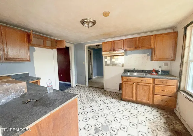 Photo 3 of Single family home for sale at 512 E Hemlock St, La Follette, TN 37766 | MLS# 1355477 | Listing updated on 2026-09-14