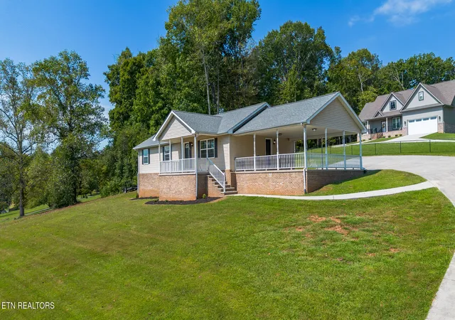 Photo 2 of Single family home for sale at 251 Woodland Dr, Harriman, TN 37748 | MLS# 1355929 | Listing updated on 2026-10-09