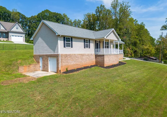 Photo 3 of Single family home for sale at 251 Woodland Dr, Harriman, TN 37748 | MLS# 1355929 | Listing updated on 2026-10-09