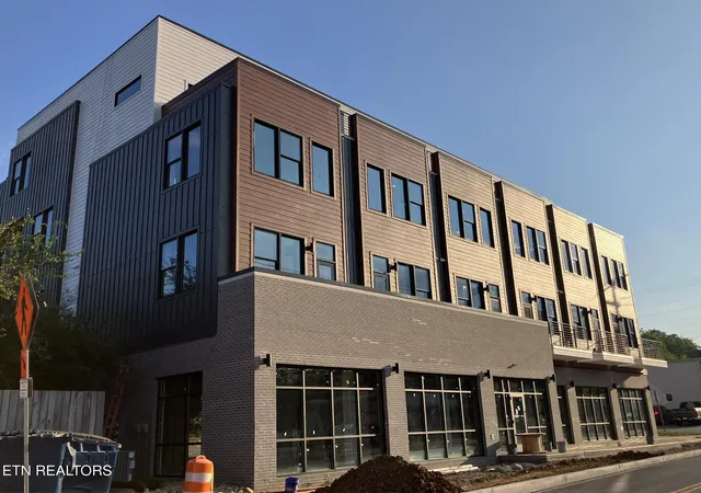 Listing Photo 1 - Condo for sale in building located at 1108 Sevier Ave, Knoxville, TN 37920 - Unit #303