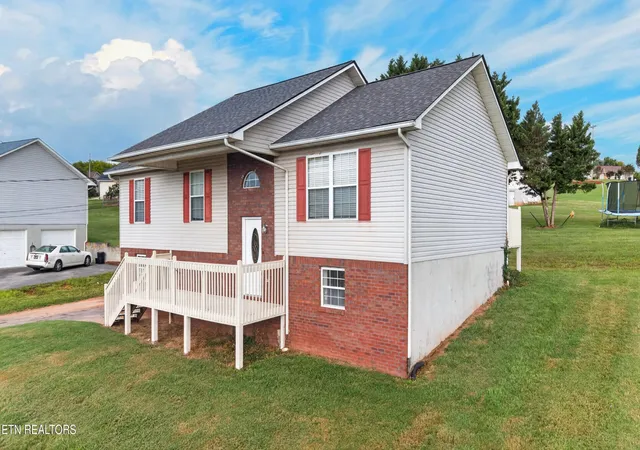 Photo 2 of Single family home for sale at 1031 Historic Hills Dr, Dandridge, TN 37725 | MLS# 1355528 | Listing updated on 2026-09-16