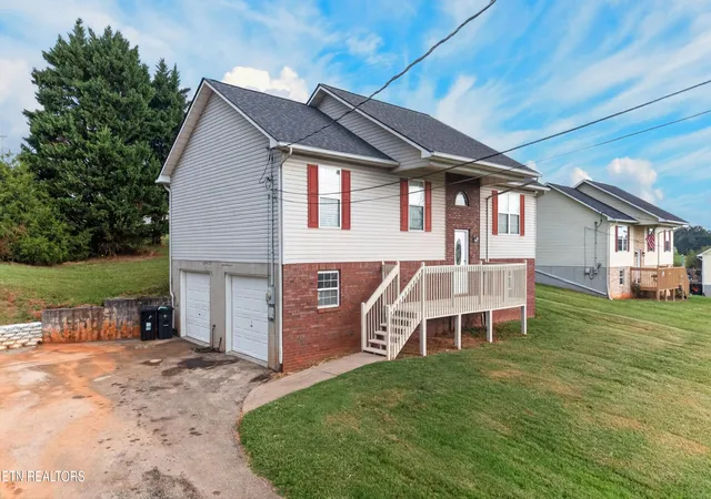 Photo 3 of Single family home for sale at 1031 Historic Hills Dr, Dandridge, TN 37725 | MLS# 1355528 | Listing updated on 2026-09-16