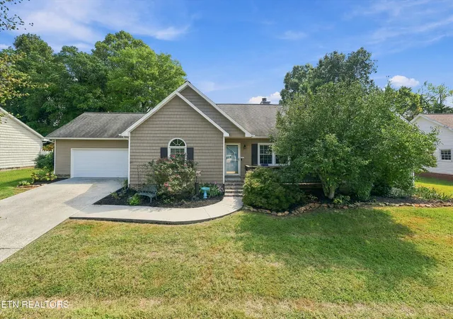 Photo 1 of Sale Pending at 3724 Stonebridge Dr, Powell, TN 37849 | MLS# 1355751 | Listing updated on 2026-09-19
