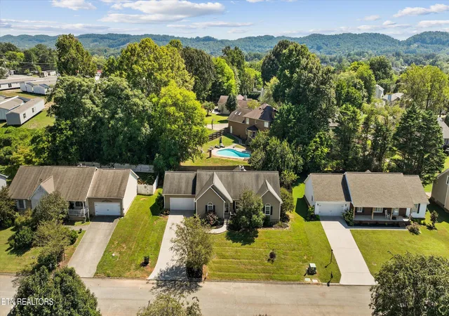 Photo 2 of Sale Pending at 3724 Stonebridge Dr, Powell, TN 37849 | MLS# 1355751 | Listing updated on 2026-09-19