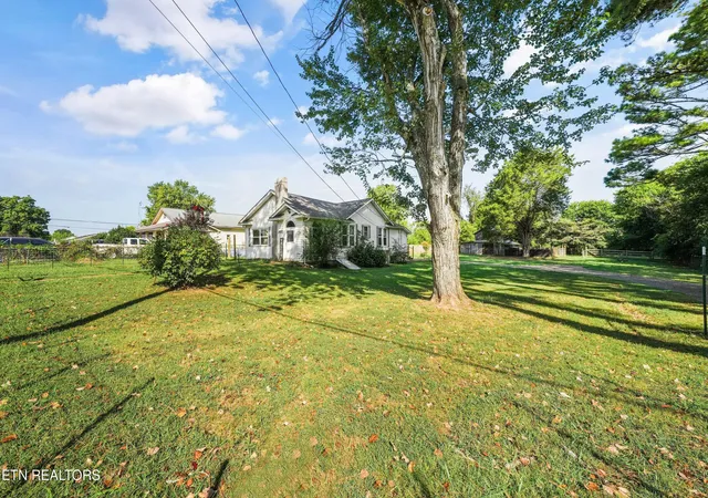 Photo 3 of Single family home for sale at 1407 Sweetwater Vonore Rd, Sweetwater, TN 37874 | MLS# 1356025 | Listing updated on 2026-09-18