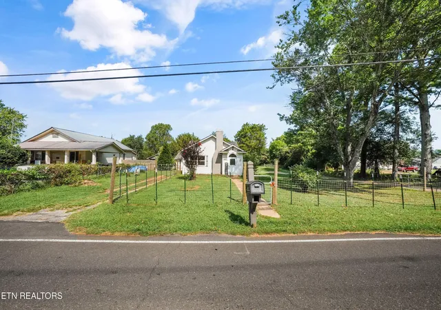 Photo 3 of Single family home for sale at 1407 Sweetwater Vonore Rd, Sweetwater, TN 37874 | MLS# 1356025 | Listing updated on 2026-09-18