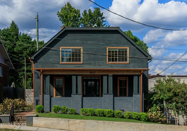 Photo 1 of Single family home for sale at 1017 Thompson Pl, Knoxville, TN 37917 | MLS# 1355631 | Listing updated on 2026-10-05