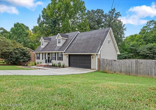 Photo 2 of Single family home for sale at 334 N Washington Ave, Etowah, TN 37331 | MLS# 1355639 | Listing updated on 2026-09-26