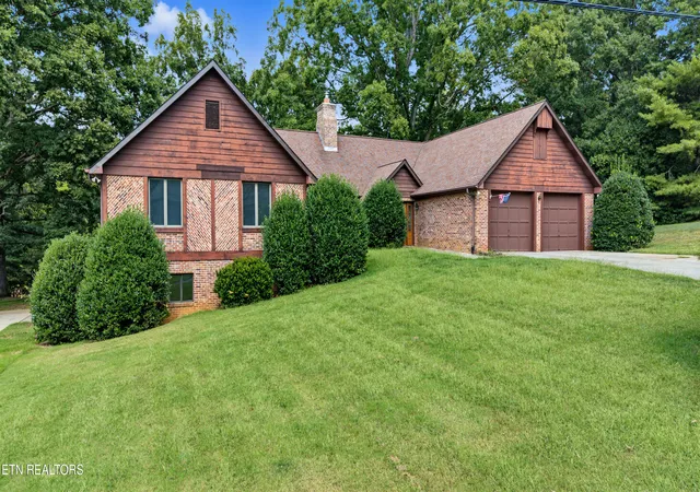 Photo 1 of Single family home for sale at 3911 Riverview Dr, Maryville, TN 37804 | MLS# 1355818 | Listing updated on 2026-09-25