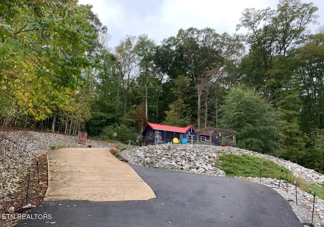 Photo 3 of Single family home for sale at 124 Lincoln Ct, Harrogate, TN 37752 | MLS# 1355743 | Listing updated on 2026-09-22