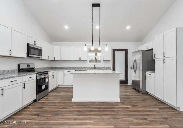 Photo 2 of Single family home for sale at 172 Sky View Meadow Dr, Crossville, TN 38555 | MLS# 1355748 | Listing updated on 2026-09-17