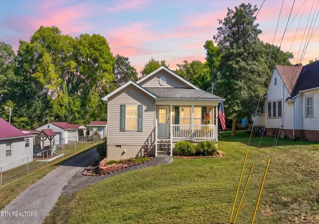 Photo 2 of Single family home for sale at 1240 Jefferson Ave, Maryville, TN 37804 | MLS# 1355781 | Listing updated on 2026-09-17